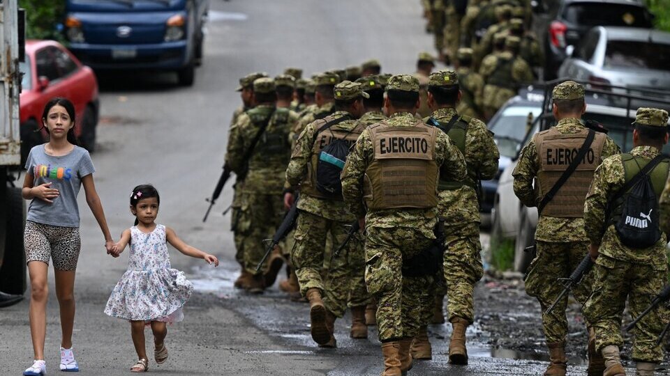 Denuncian en El Salvador detención de hijo de líder local y ambientalista |  Botellas en el marco del estado de emergencia
