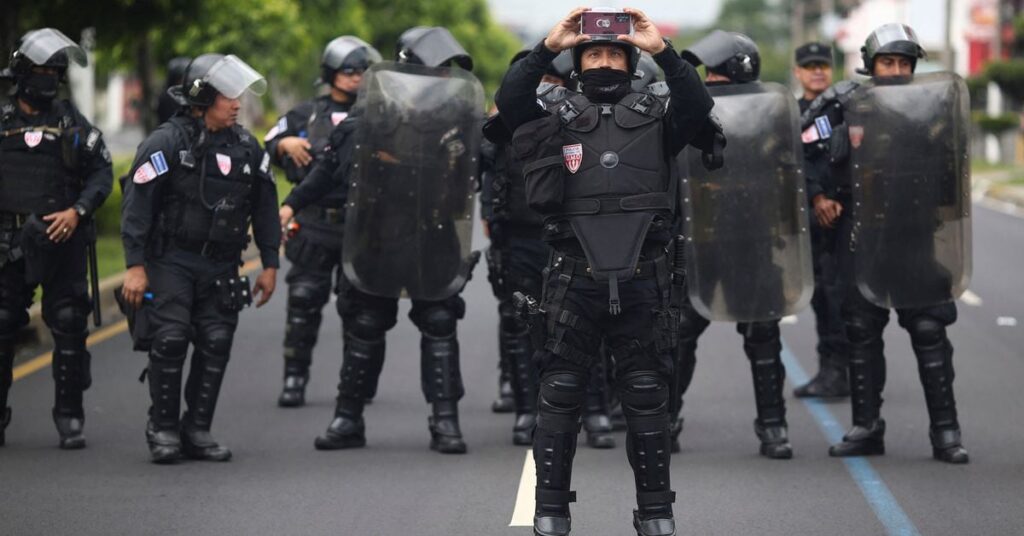 El Salvador acoge Miss Universo y manifestantes denuncian detenciones masivas