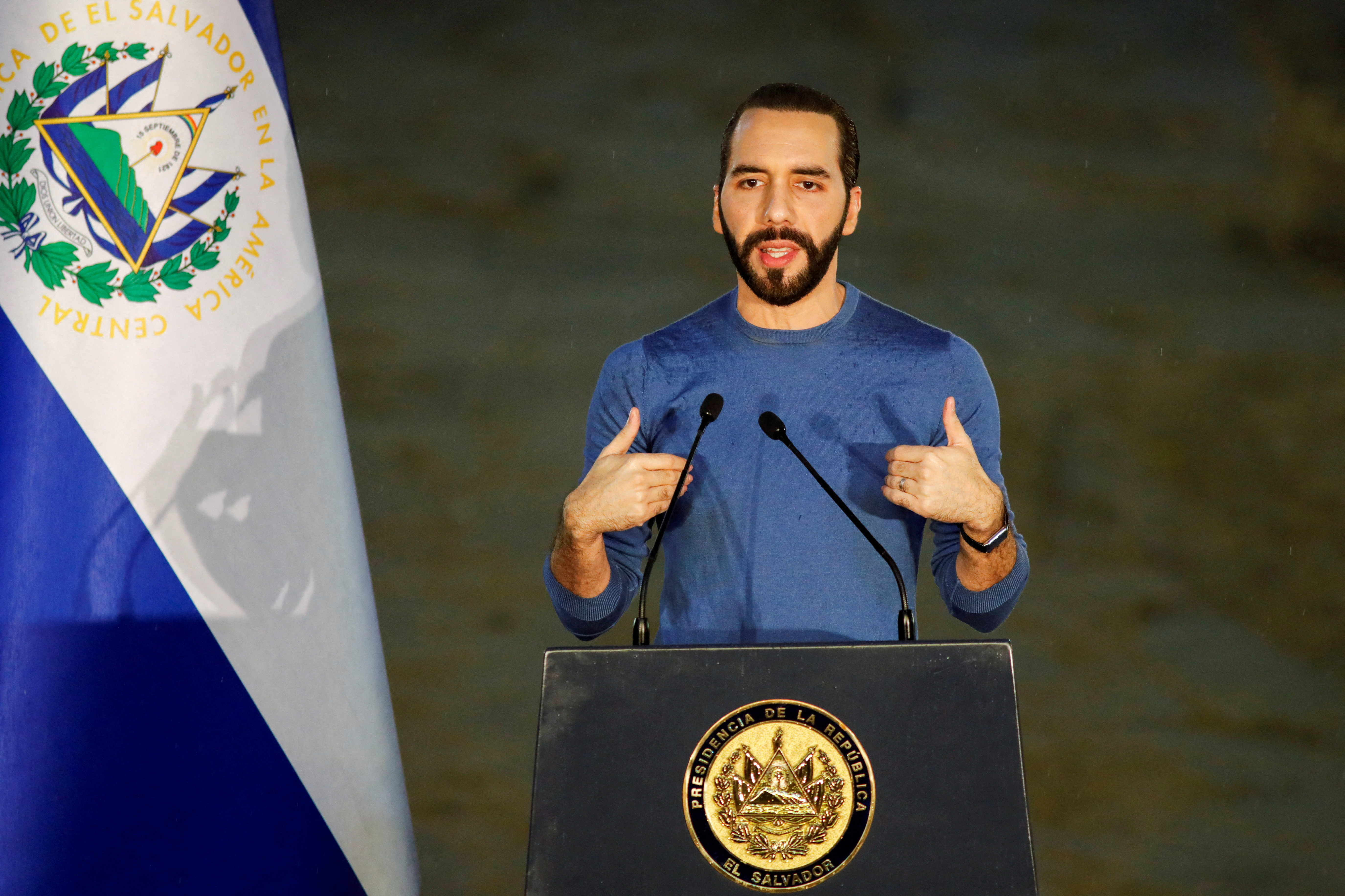 Presidente salvadoreño Bukele colocó la primera piedra de un nuevo hospital público en San Salvador