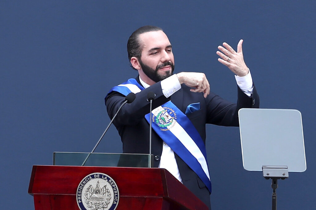 AME9102. SAN SALVADOR (EL SALVADOR), 01/06/2019.- Nayib Bukele ofrece su primer discurso luego de asumir este sábado la Presidencia de El Salvador para el período 2019-2024, durante una ceremonia que se celebra en la plaza Capitán General Gerardo Barrios, en el Centro Histórico de San Salvador (El Salvador). Bukele juró el cargo ante el presidente de la Asamblea Legislativa, Norman Quijano, quien posteriormente le impuso la banda presidencial ante cientos de invitados especiales, incluidos siete mandatarios, y ciudadanos. EFE/ Rodrigo Sura