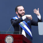 AME9102. SAN SALVADOR (EL SALVADOR), 01/06/2019.- Nayib Bukele ofrece su primer discurso luego de asumir este sábado la Presidencia de El Salvador para el período 2019-2024, durante una ceremonia que se celebra en la plaza Capitán General Gerardo Barrios, en el Centro Histórico de San Salvador (El Salvador). Bukele juró el cargo ante el presidente de la Asamblea Legislativa, Norman Quijano, quien posteriormente le impuso la banda presidencial ante cientos de invitados especiales, incluidos siete mandatarios, y ciudadanos. EFE/ Rodrigo Sura