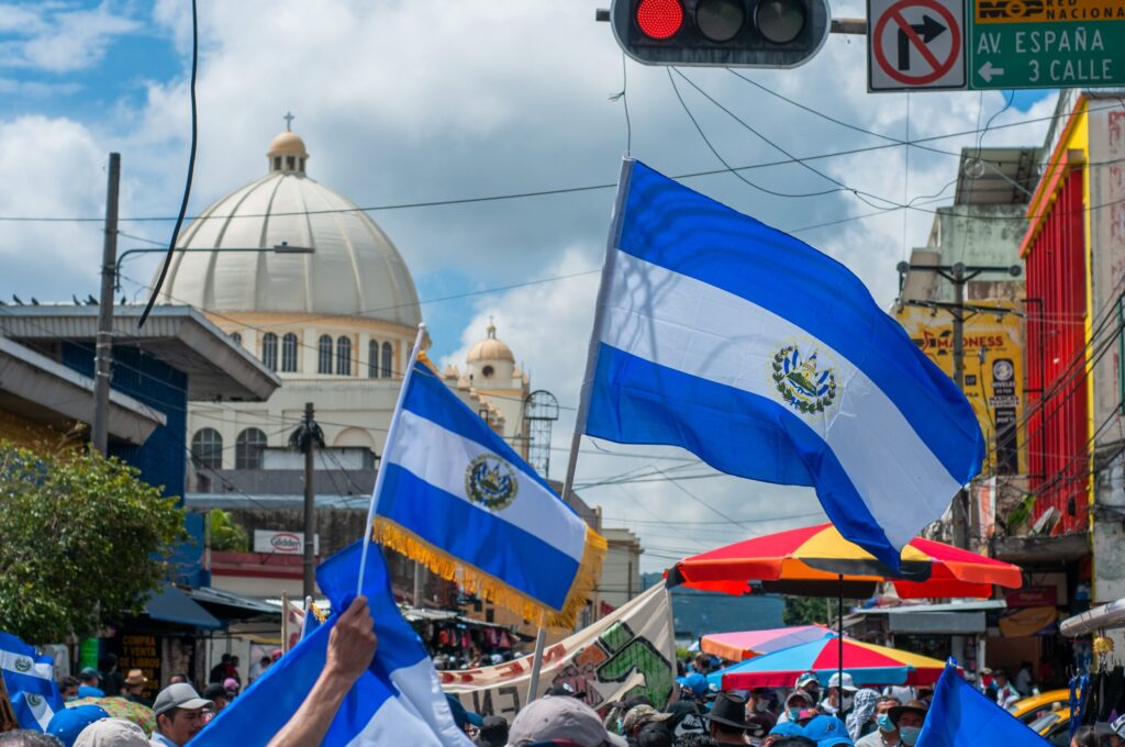 El Salvador necesita una estrategia para restaurar los derechos civiles y garantizar la seguridad en las calles