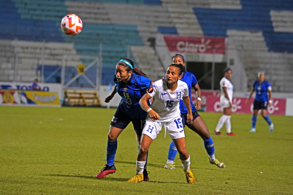 El Salvador venció a Honduras y se mantiene líder del Grupo B