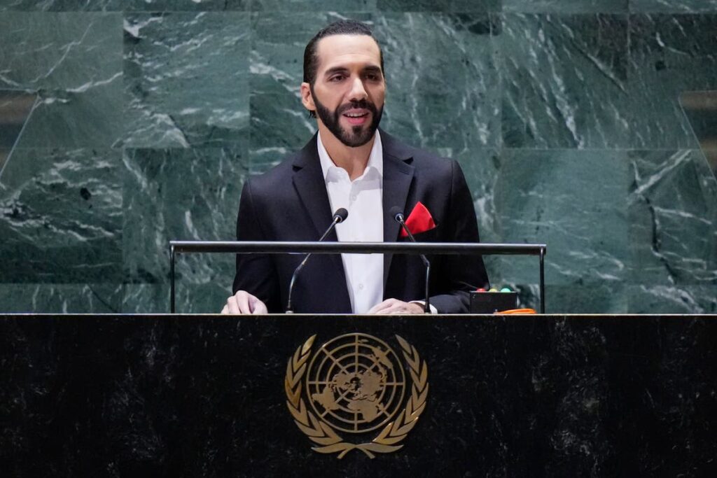 El líder de El Salvador, criticado internacionalmente por su represión contra las pandillas, dice a la ONU que era lo correcto