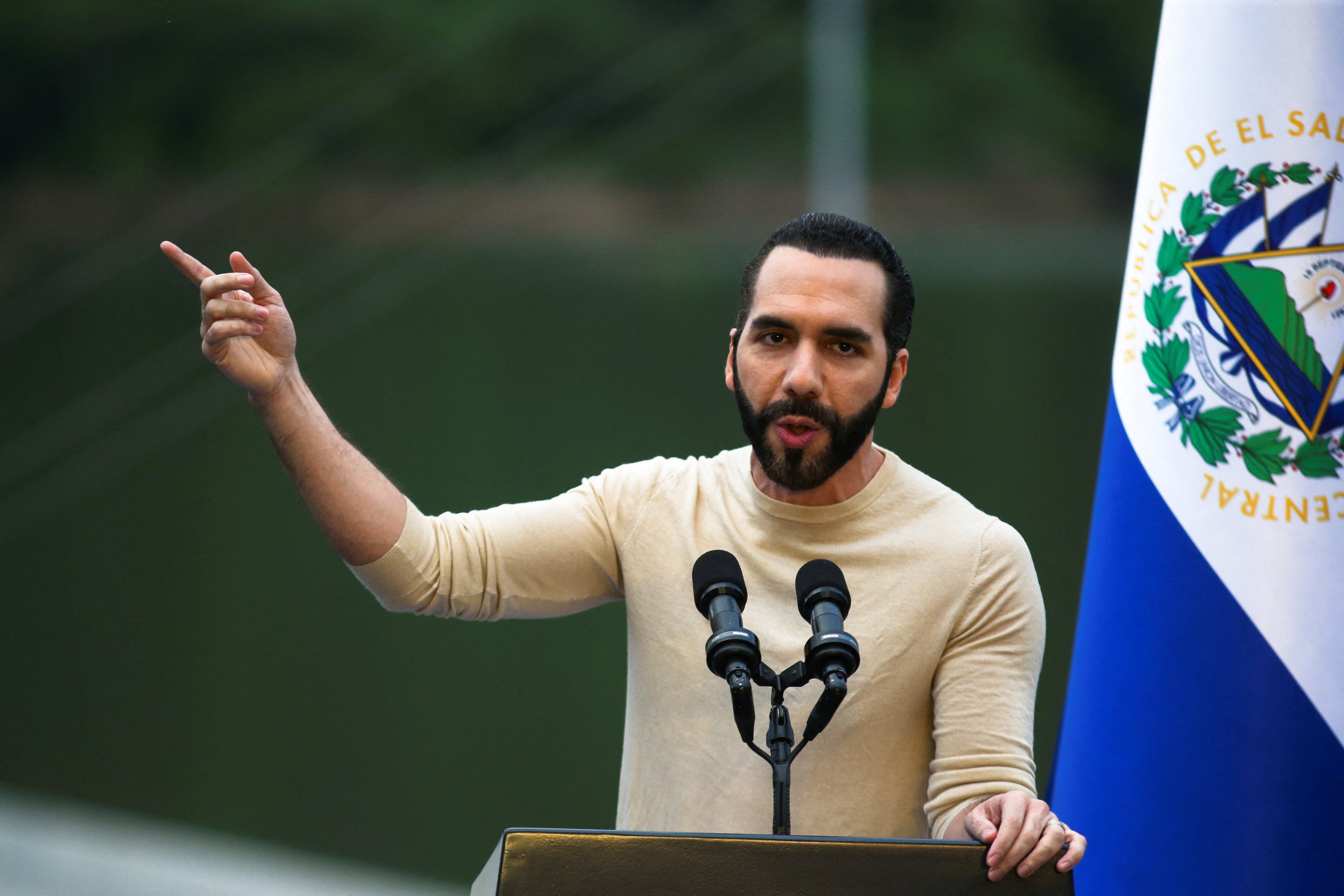 El presidente de El Salvador Bukele habla en la inauguración de la central hidroeléctrica 3 de febrero en San Luis de La Reina
