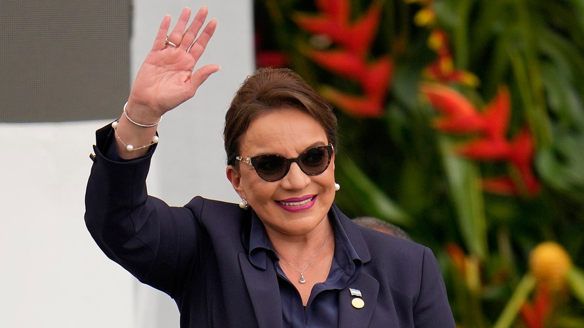 Presidente hondureño saludando