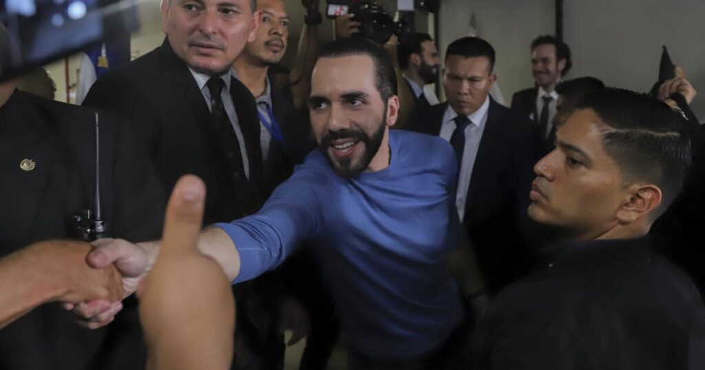 Más críticos de Bukele se están uniendo al esfuerzo por descarrilar la candidatura a la reelección del líder salvadoreño