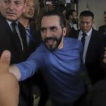 Más críticos de Bukele se están uniendo al esfuerzo por descarrilar la candidatura a la reelección del líder salvadoreño