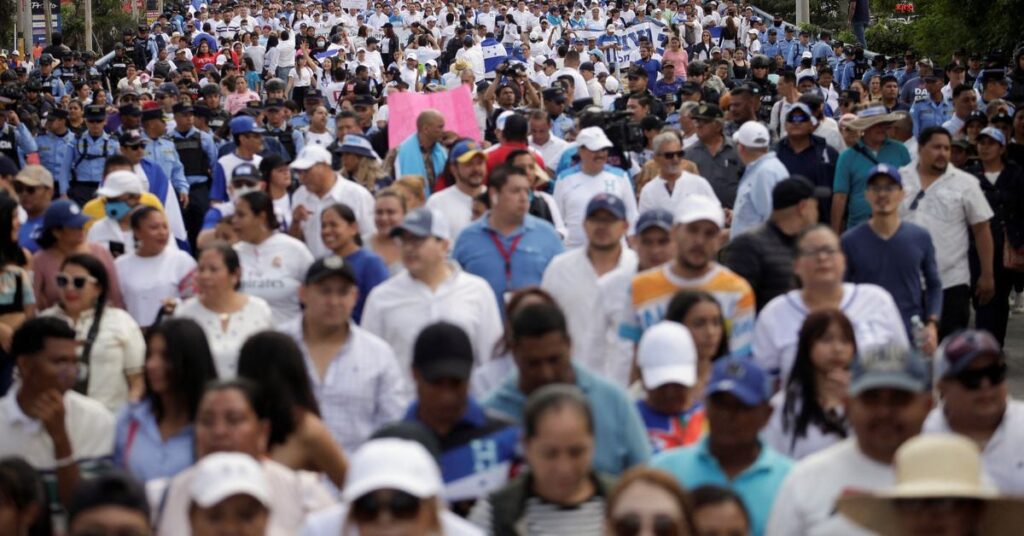 Miles de personas en Honduras protestan contra el gobierno
