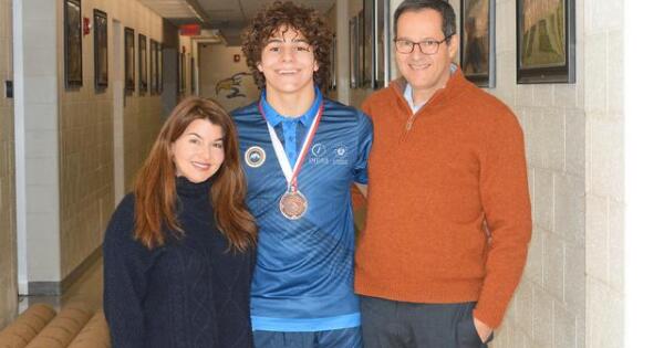 Representando a El Salvador: Newtown Wrestler compite en campeonatos All-American