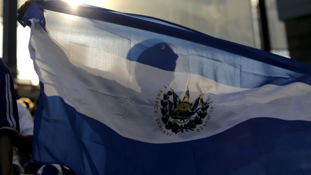 S&P mejoró calificación de El Salvador por refinanciamiento de deuda local