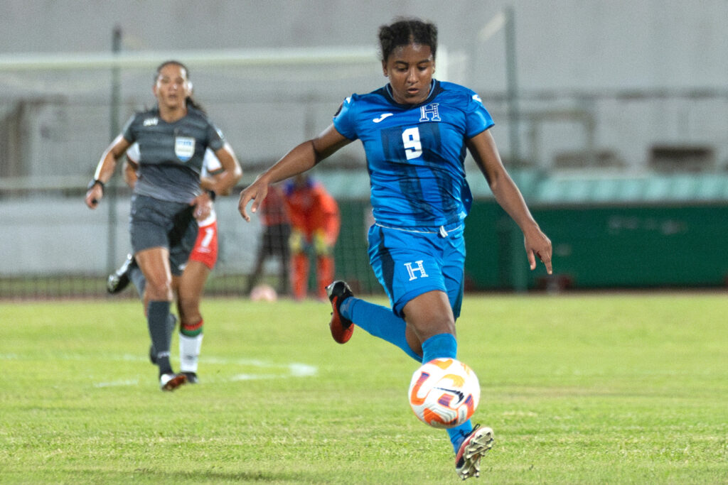 Una batalla de los desvalidos mientras Honduras se enfrenta a El Salvador