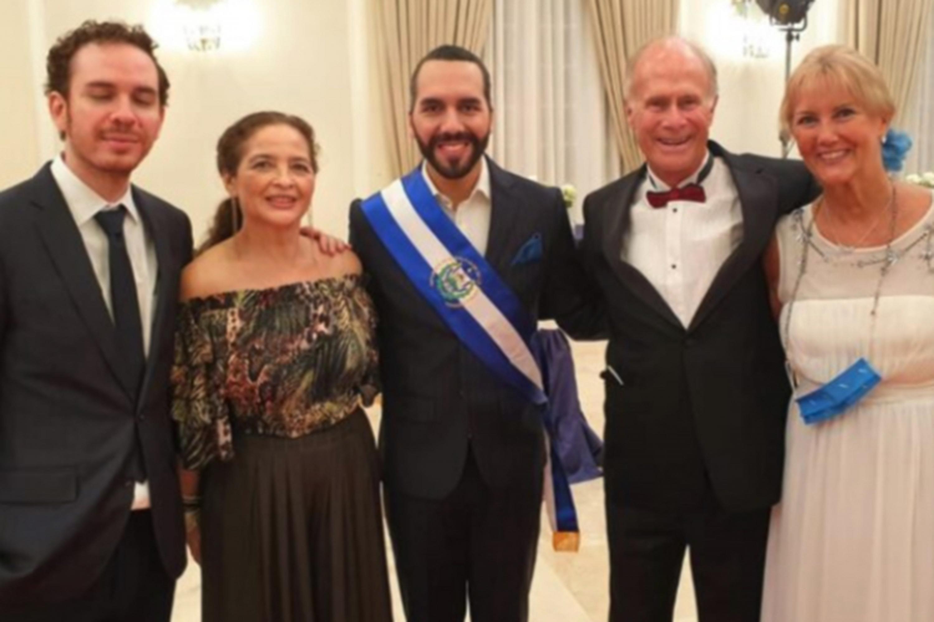 De izquierda a derecha Yusef Bukele, Olga Ortez, Nayib Bukele, David Rivard y Nancy Rivard en la ceremonia en el Palacio Presidencial.