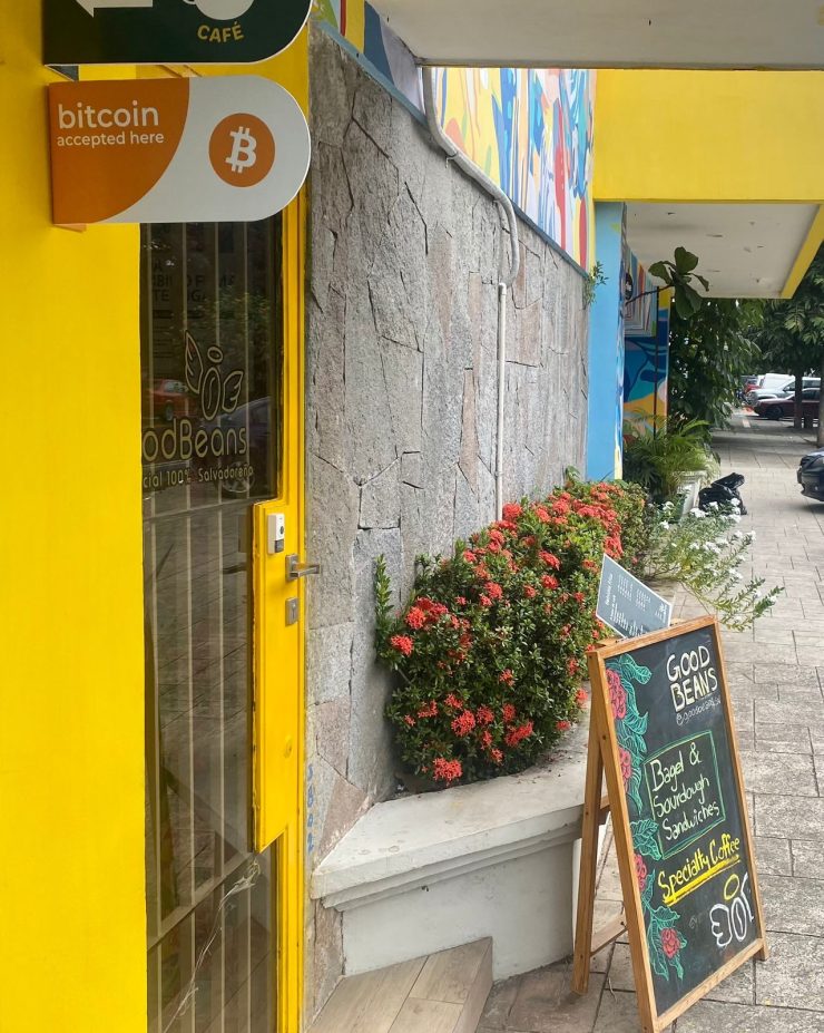 Un letrero afuera del café Good Beans en San Salvador dice que acepta bitcoins.