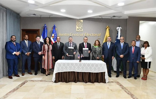 El mes pasado, el comisionado de policía Edward Cabana viajó silenciosamente a la República Dominicana para firmar un acuerdo por el cual los oficiales de la policía de Nueva York ayudarían a proteger 110 lugares alrededor de la ciudad el 19 de mayo. en las próximas elecciones presidenciales y legislativas, dice el comunicado de prensa de la policía. el Consejo Central Electoral del país.