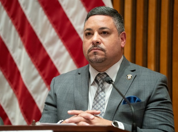 El comisionado de la policía de Nueva York, Edward Caban, aparece en la foto durante una sesión informativa sobre estadísticas criminales en 1 Police Plaza, el miércoles de 2024. 3 de enero Manhattan. (Barry Williams Noticias diarias de Nueva York)