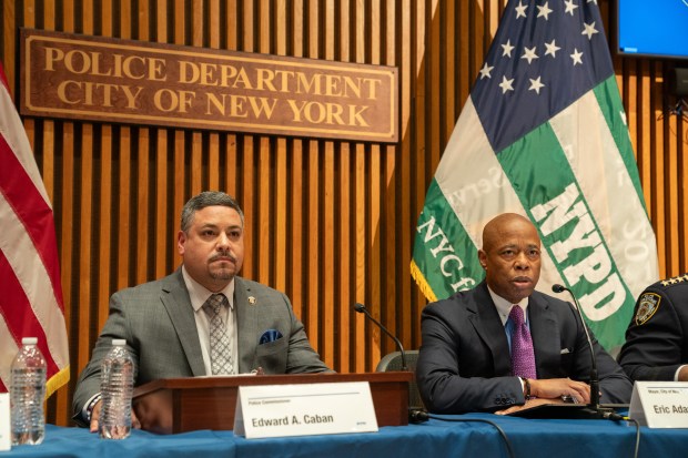 El comisionado de la policía de Nueva York, Edward Caban, y el alcalde Eric Adams, aparecen en la foto durante una sesión informativa sobre estadísticas delictivas en 1 Police Plaza, el miércoles de 2024. 3 de enero en Manhattan. (Barry Williams Noticias diarias de Nueva York)