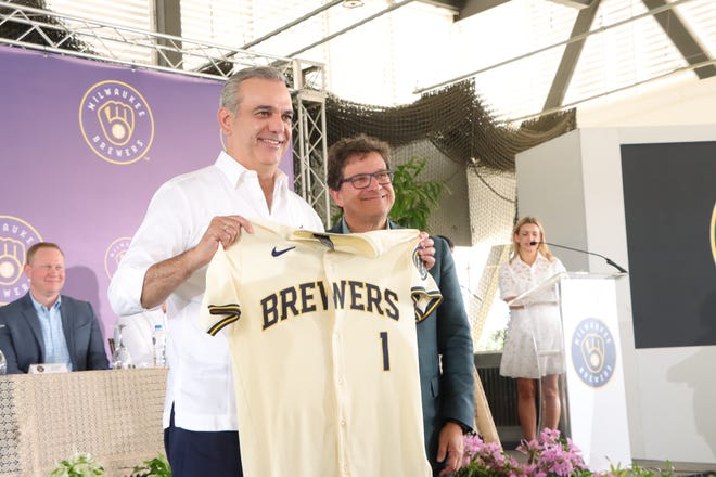 El propietario de los Cerveceros de Milwaukee, Mark Attanasio, aparece en la foto con el presidente de la República Dominicana, Luis Abinader, en la inauguración del nuevo complejo de los Cerveceros en Santo Domingo.