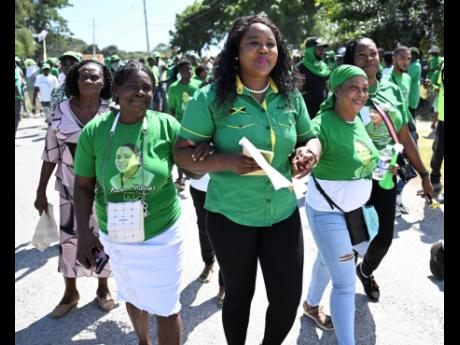 Andrea Patience (centro) se opuso a la rama Llandewey del Partido Laborista de Jamaica.