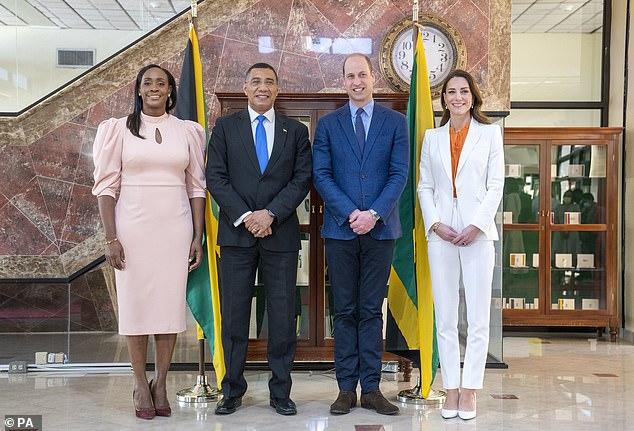 El primer ministro de Jamaica, Andrew Holness, y su esposa Juliet con el duque y la duquesa de Cambridge en 2022.