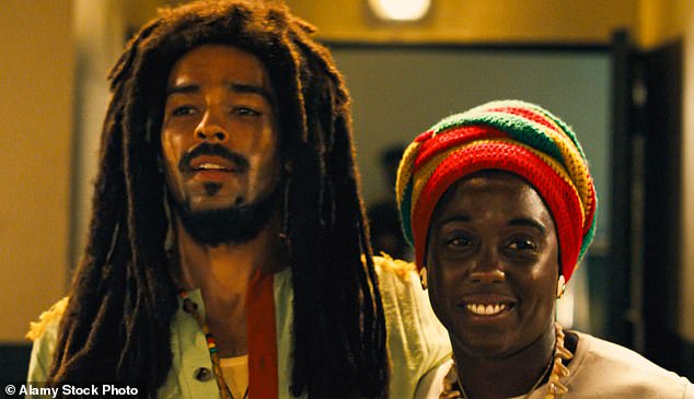 Arriba, Kingsley Ben-Adir como Marley y Lashana Lynch (izquierda) como su esposa en Bob Marley: One Love