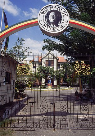 Arriba está el Museo Bob Marley en Kingston.