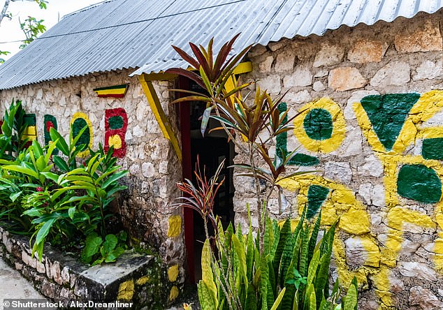 En Nine Mile Village, los visitantes pueden recorrer la casa de dos habitaciones donde creció Marley (en la foto)
