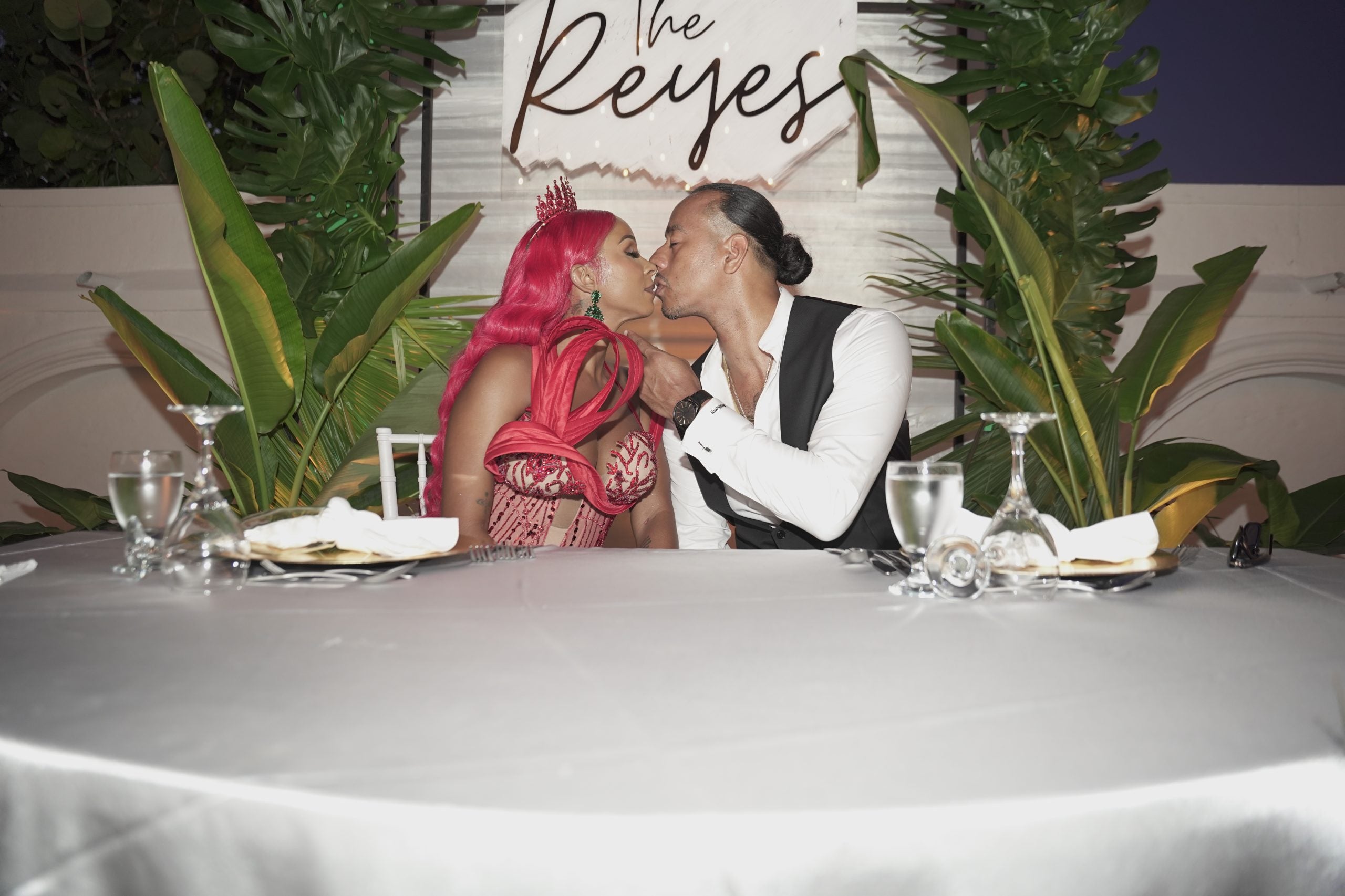 Bendición de boda: Después de proponerle tres anillos, Mario se casó con Chanell en un castillo de Jamaica