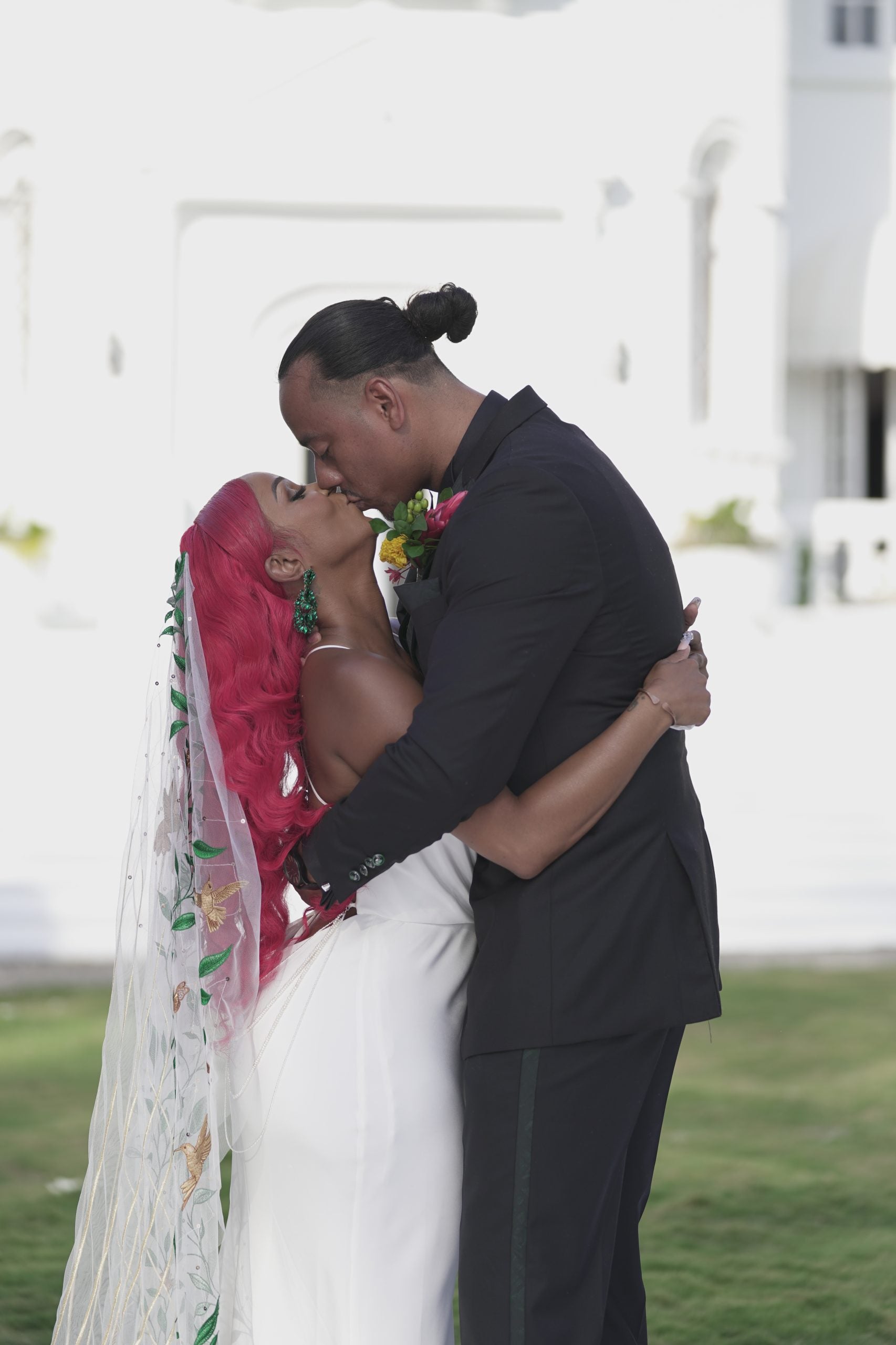 Bendición de boda: Después de proponerle tres anillos, Mario se casó con Chanell en un castillo de Jamaica