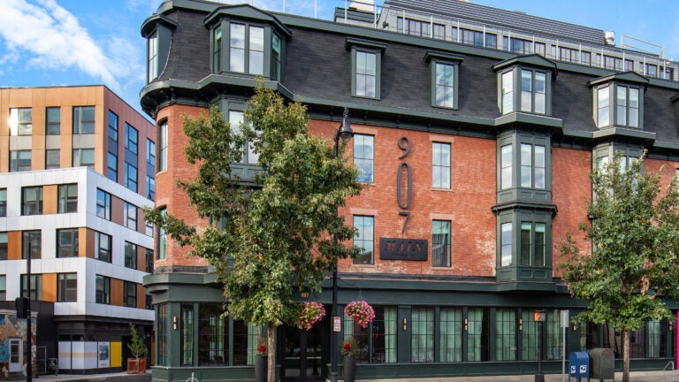 El frente del 907 Main Hotel en Cambridge.