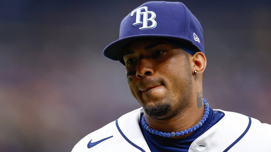 SAN PETERSBURGO, FLORIDA - 12 DE AGOSTO: Wander Franco # 5 de los Rays de Tampa Bay observa durante la quinta entrada contra los Guardianes de Cleveland en el Tropicana Field en 2023. 12 de agosto San Petersburgo, Florida. (Foto de Douglas P. DeFelice/Getty Images)