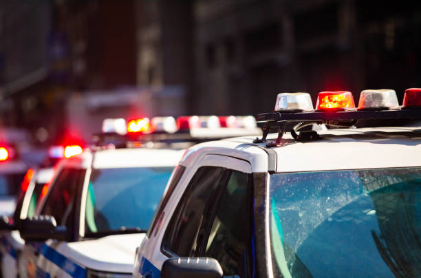 Coche de policía de Nueva York NYPD con sirenas en la calle durante el día