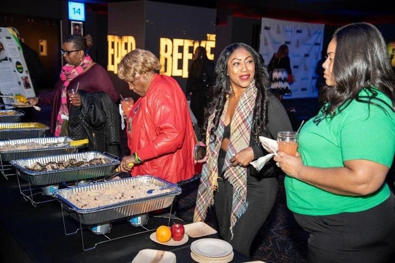 Jamaica trae 'One Love' a NYC VIPS 4 Noticias de turismo y viajes | Doméstico e internacional Los invitados de la Junta de Turismo de Jamaica disfrutan de comida, cócteles y socializan antes de una proyección privada de Bob Marley: One Love en Nueva York.
