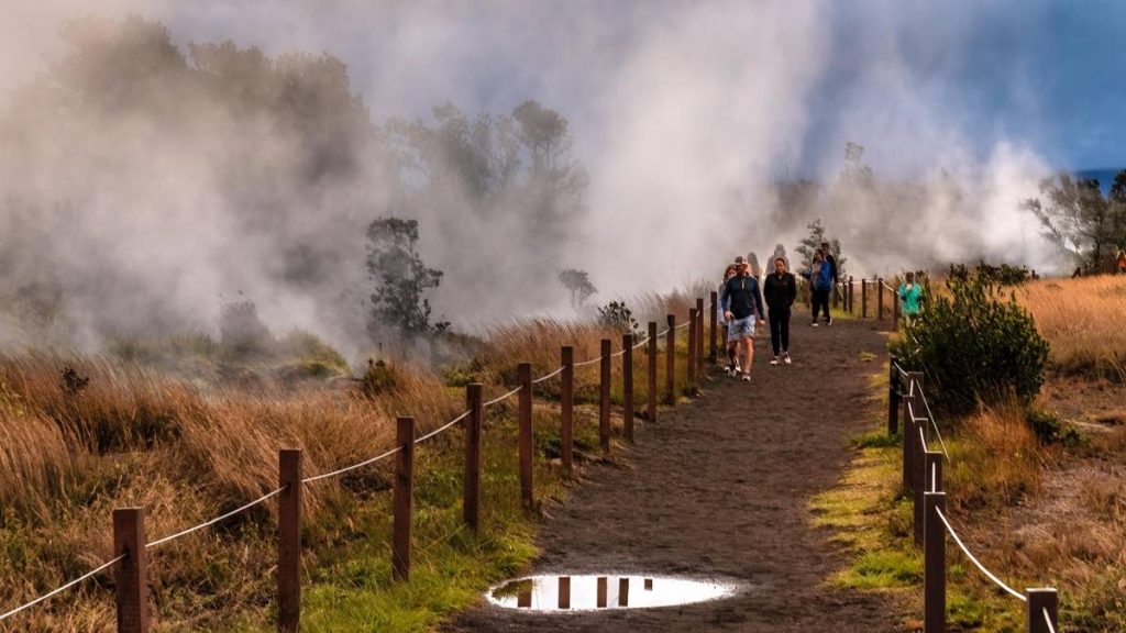 en 2023  Más de 1,6 millones de personas han visitado el Parque Nacional de los Volcanes de Hawaii.  Gente: Isla Grande Ahora