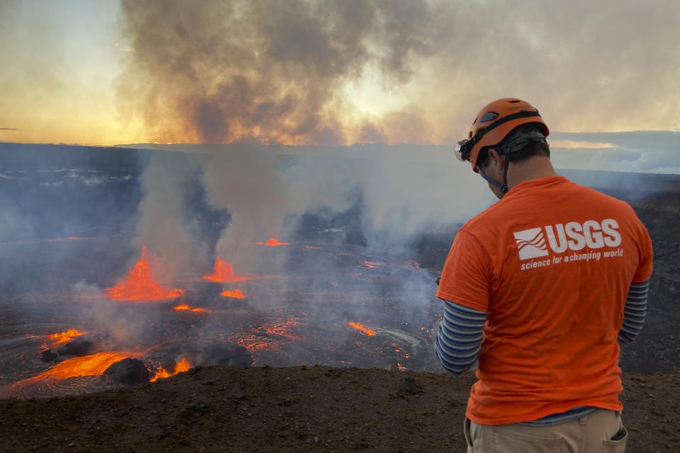 Un trabajador del Servicio Geológico de Estados Unidos monitorea la erupción.