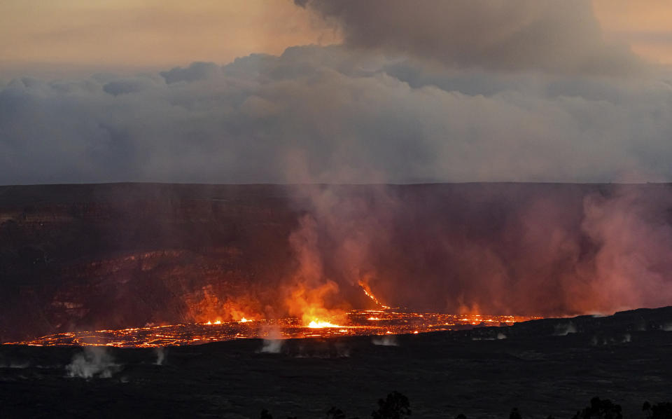 Se ve lava saliendo del volcán Kilauea de Hawái el 7 de junio. 
