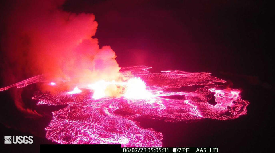 Como se muestra en esta imagen de cámara web proporcionada por el Servicio Geológico de EE. UU., se produce una erupción en la cima de un volcán. 