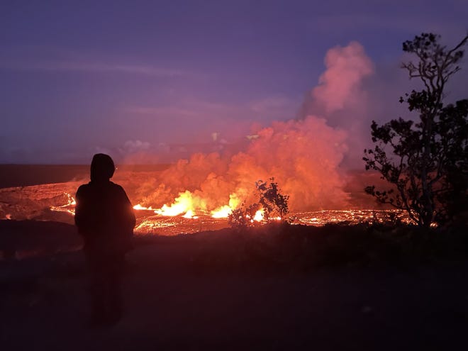 Un visitante observa las fuentes de lava en el cráter Halemaʻumaʻu desde Crater Rim Trail durante la erupción del Kilauea en 2023. Septiembre.