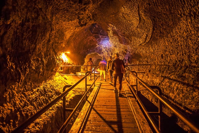 Los visitantes caminan por el tubo de lava de Nāhuku en el Parque Nacional de los Volcanes de Hawaii.
