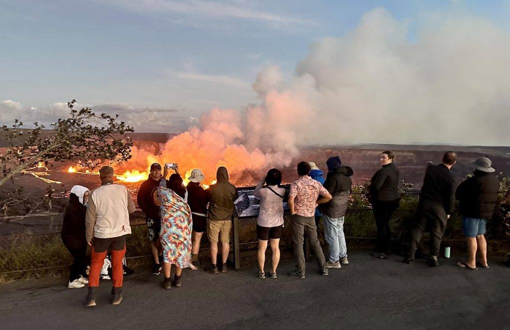 La erupción del Kilauea atrae visitantes al Parque Nacional de los Volcanes de Hawái durante un tiempo normalmente lento: Big Island ahora