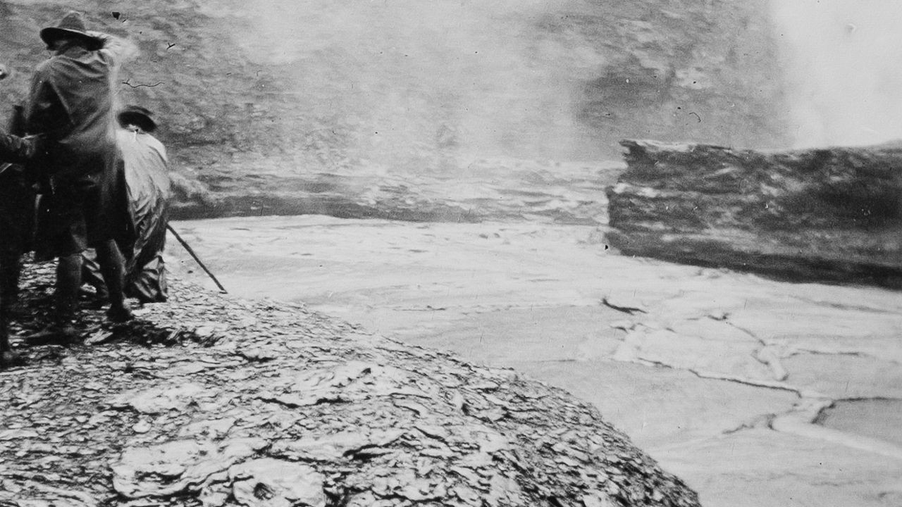Soldados Búfalo inspeccionando un lago de lava con un poste de metal.  (Foto: Observatorio de Volcanes de Hawai)