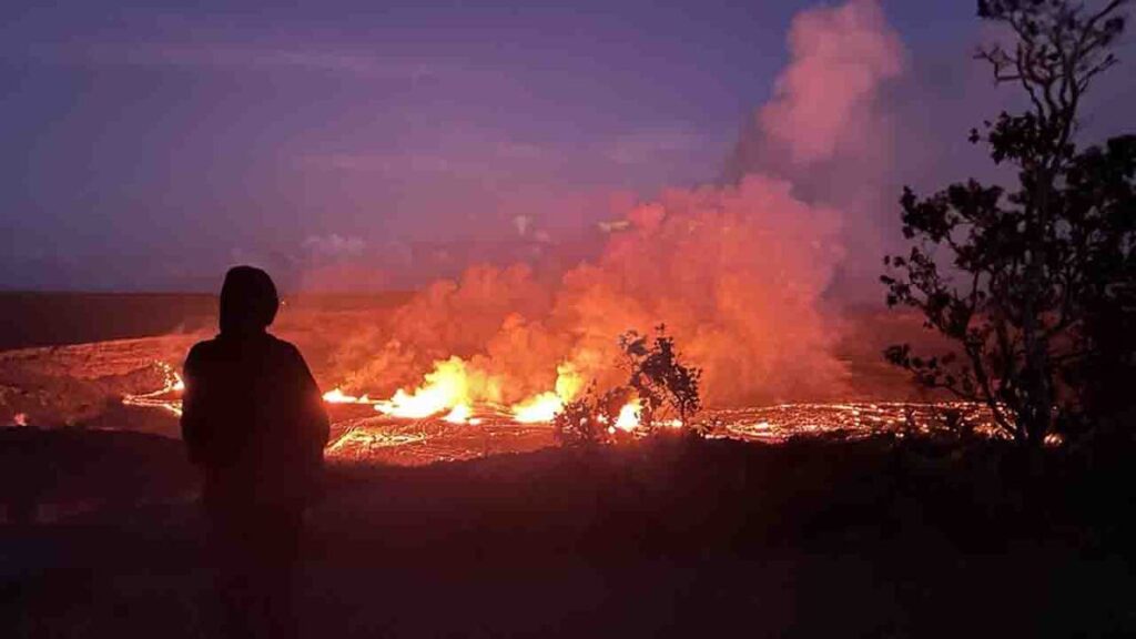El volcán Kilauea de Hawaii arroja fuentes de lava y un lago de roca fundida se ilumina por la noche, según muestra un video