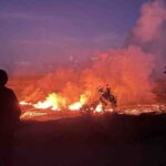 El volcán Kilauea de Hawaii arroja fuentes de lava y un lago de roca fundida se ilumina por la noche, según muestra un video