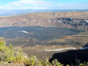en 2023  Septiembre.  La erupción del Kilauea ha terminado y sólo una pequeña cantidad de vapor y gases volcánicos se eleva desde el suelo de la caldera del cráter de la cumbre.  Imagen: USGS
