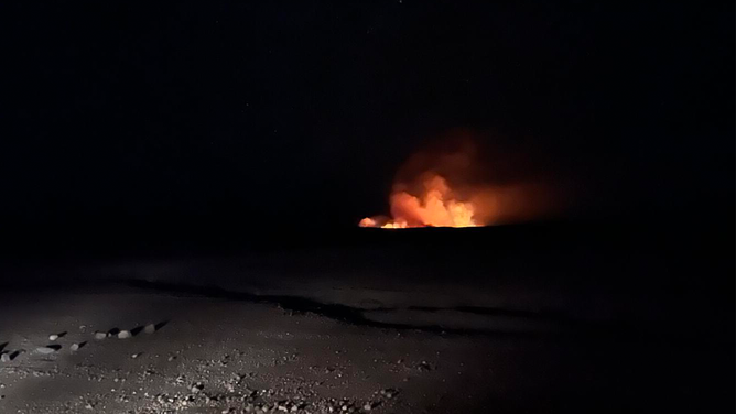 Alrededor de las 3:15 a.m.  (HST), la erupción al sur de la cumbre del Kilauea permaneció activa.  Los geólogos del Observatorio de Volcanes Hawaianos del USGS capturaron esta imagen en su camino hacia la zona de erupción.  Imagen del USGS N. Deligne.