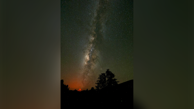 Principios de 2024  3 de junio  Por la mañana, el cielo nocturno estaba iluminado por el resplandor de una nueva erupción al sur de la caldera de la cumbre del Kilauea.  Esta imagen, tomada con un tiempo de exposición más prolongado, también muestra la Vía Láctea.  Imagen del USGS por DA Phillips.