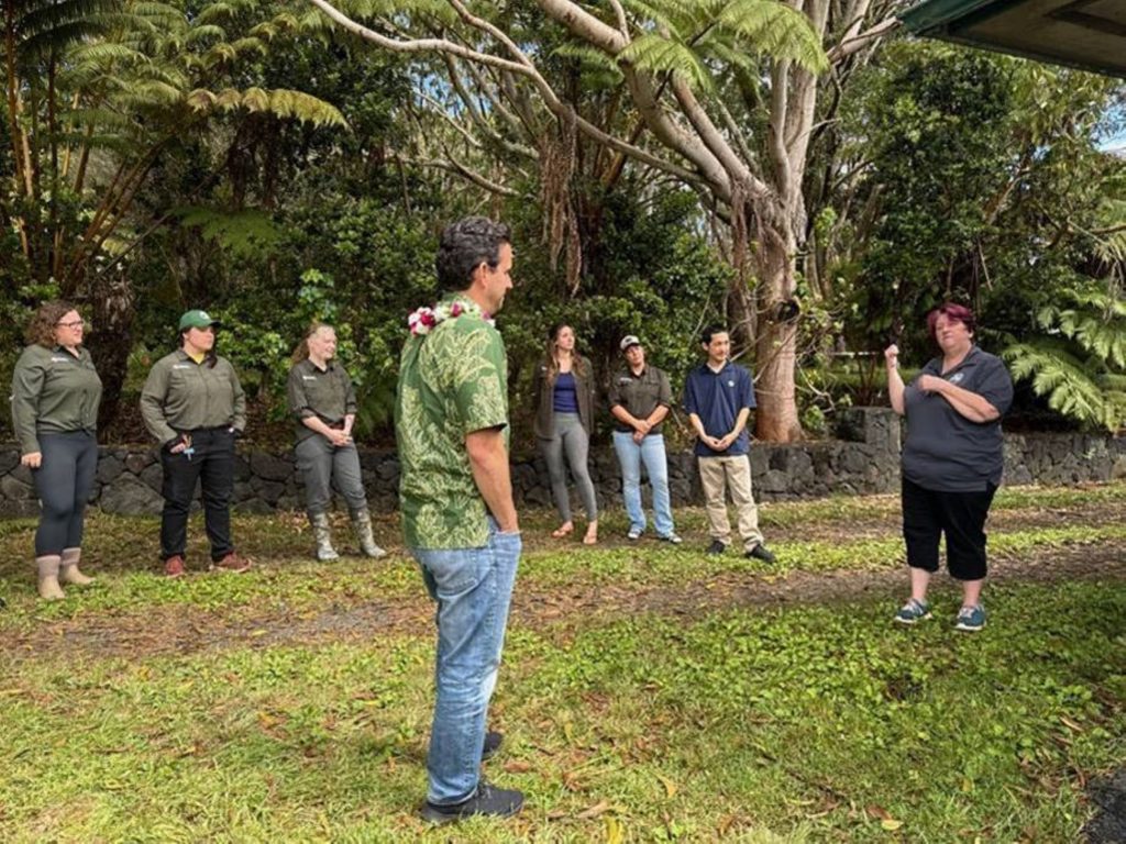 Schatz visita Keauhou Bird Conservancy, Parque Nacional de los Volcanes de Hawaii: The Big Island Now