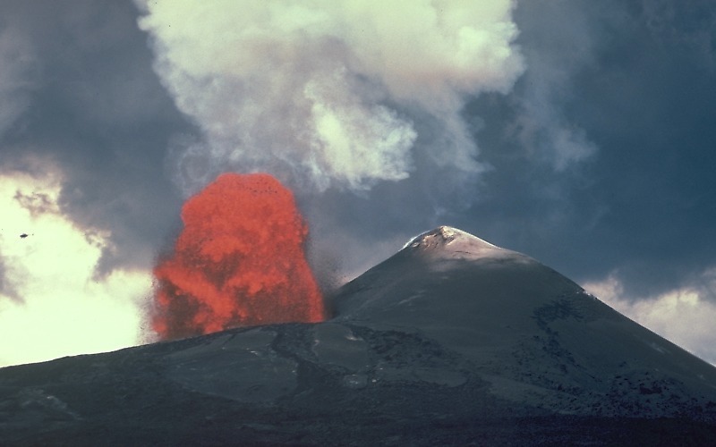 Habla sobre la historia con el experto en volcanes Ken Hon.
