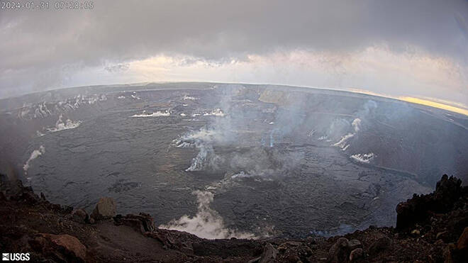 Vista de la cámara web del USGS del cráter Halemaumau de Kilauea hoy después del amanecer.