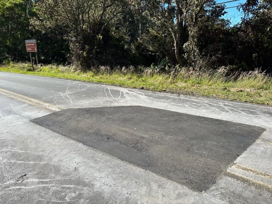 HVNP repara «puka» encontrada en Crater Rim Drive.